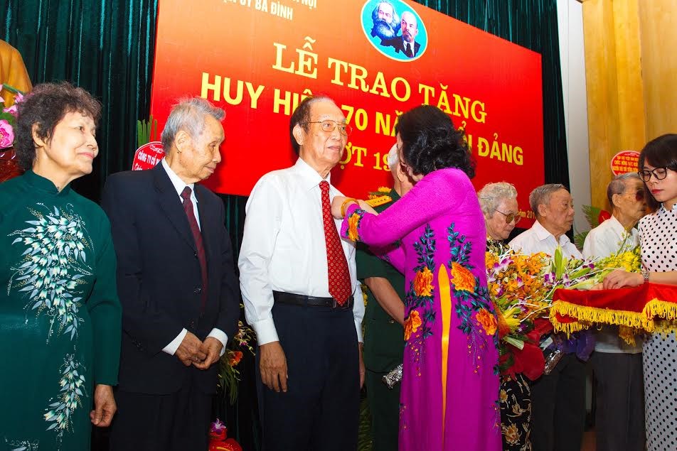 Nguyên Phó Thủ tướng Đoàn Duy Thành tri ân Bác Hồ bằng cuốn sách Lý ...